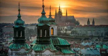 Kastil Praha saat matahari terbenam. (Foto: Prague City Tourism)