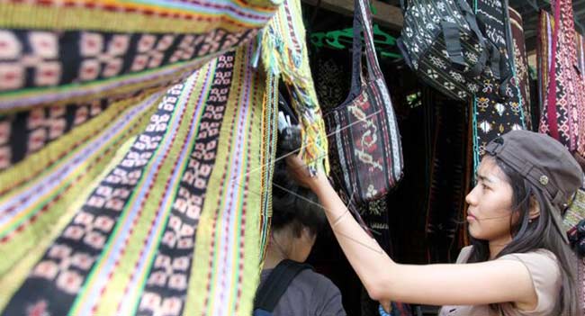 Tenun Ikat Flores (Photo by Irwansyah Putra/Antara)