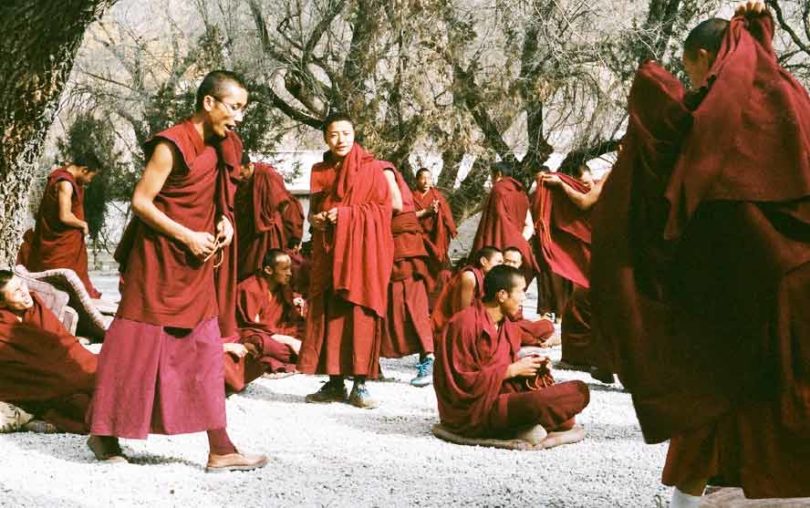 Para Biksu di Tibet (Foto: Will Pagel/Unsplash)