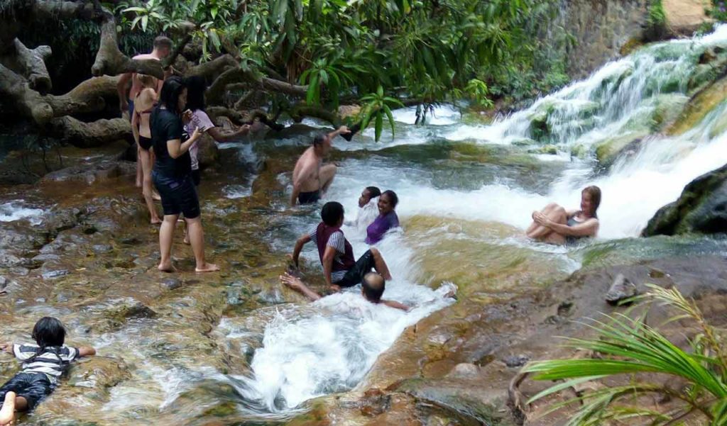 Pemandian air panas Soa, Flores (Foto: Karnadi Nurtantio)