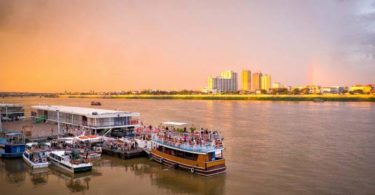 Perahu wisata tengah bersandar di dermaga Sungai Mekong, Phnom Penh (Shutterstock)