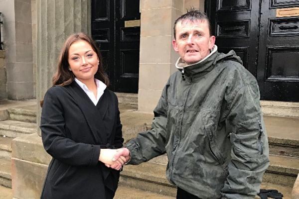 Tunawisma tua (kanan) tidak mengambil uang yang bukan miliknya. (GoFundMe)