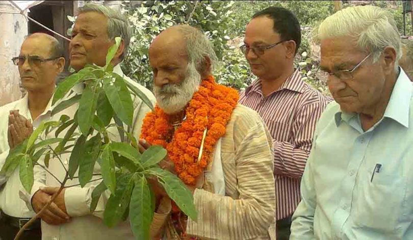 Vishweshwar Dutt Saklani (Tengah)