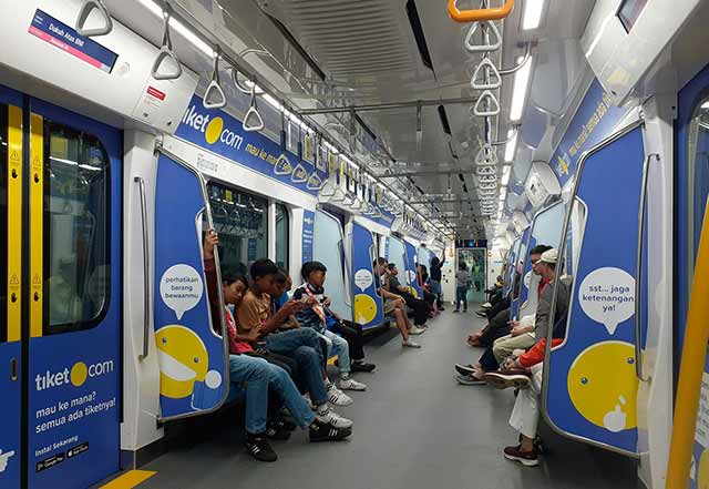 Suasana didalam gerbong MRT