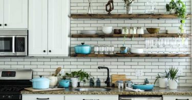 Memanfaatkan dinding sebagai rak pengganti kabinet. Selain menyatu dengan meja, rak juga bisa berdiri sendiri, melayang di dinding (Image : Le Creuset/ Unsplash)