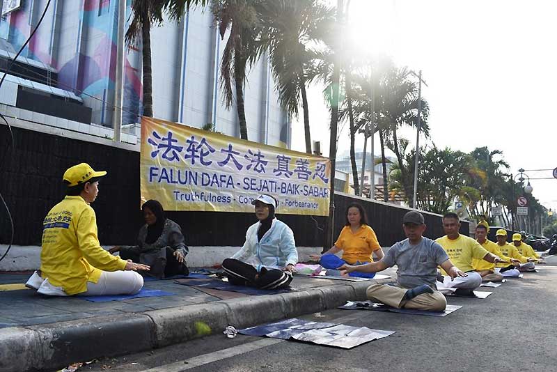 Pengunjung Car Free Day mencoba meditasi Falun Dafa di Jalan Sunda pada Minggu pagi (12/5) (Foto: Metta / NTD Indonesia)