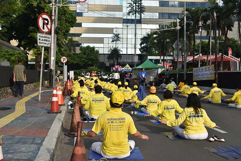 Berlatih meditasi Falun Dafa di Jalan Sunda/Thamrin pada Minggu pagi (12/5) (Foto: Metta/NTD Indonesia)