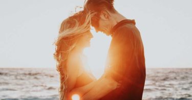 Menyikapi persoalan dengan hati yang tenang, menghargai pendapat lawan jenis dan bersedia menerima perbedaan sudut pandang akan menciptakan hubungan yang harmonis. (Image : Cristiana Rivers / Unsplash)