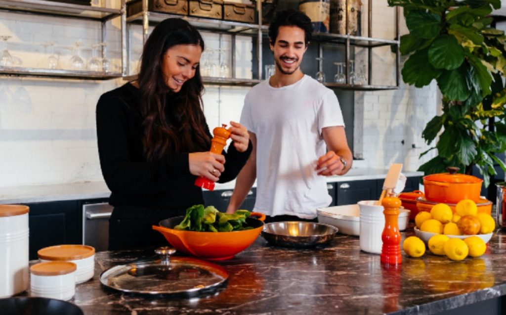 Suami istri di dapur
