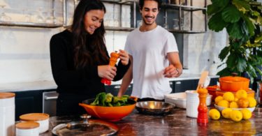 Suami istri di dapur