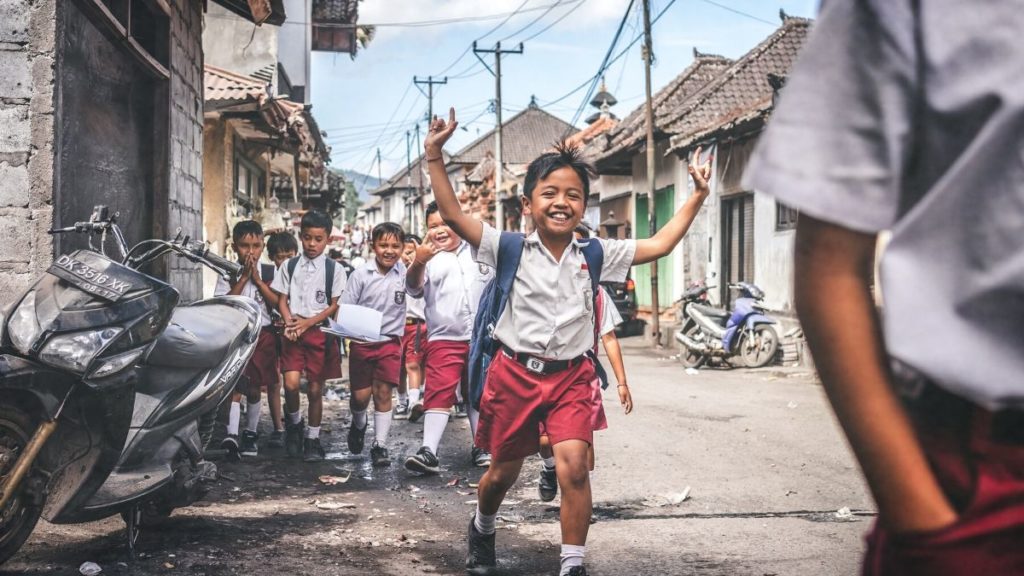 Anak SD mengangkat tangan di Marga, Tabanan