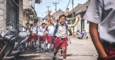 Anak SD mengangkat tangan di Marga, Tabanan