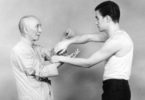 Bruce Lee dengan gurunya, Ip Man. (©wikimedia)