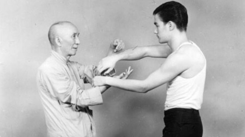 Bruce Lee dengan gurunya, Ip Man. (©wikimedia)