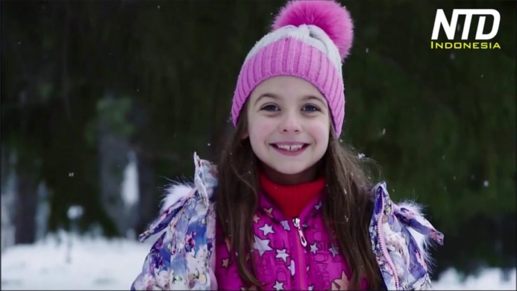 Gadis kecil tersenyum