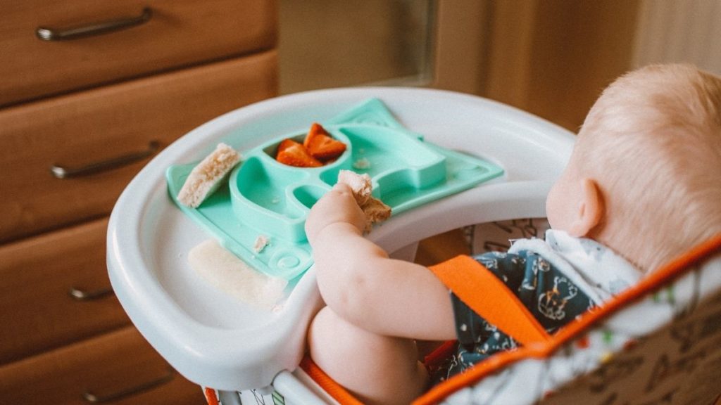 Bayi sedang makan