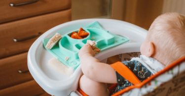 Bayi sedang makan