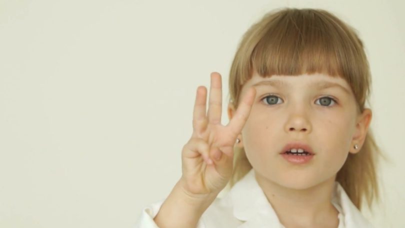 Tiga jari @Screenshot Storyblocks