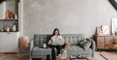 Wanita dalam rumah beton (Vlada Karpovich @ Pexels)