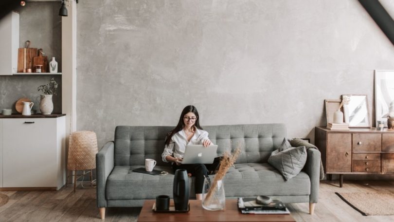 Wanita dalam rumah beton (Vlada Karpovich @ Pexels)