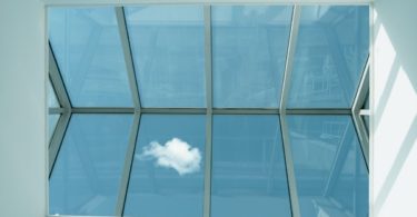 Cahaya dari langit-langit (Tom Balabaud @ Pexels)