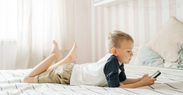 Anak bermain gadget (Ivan Samkov @ Pexels)