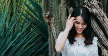 Wanita tersenyum