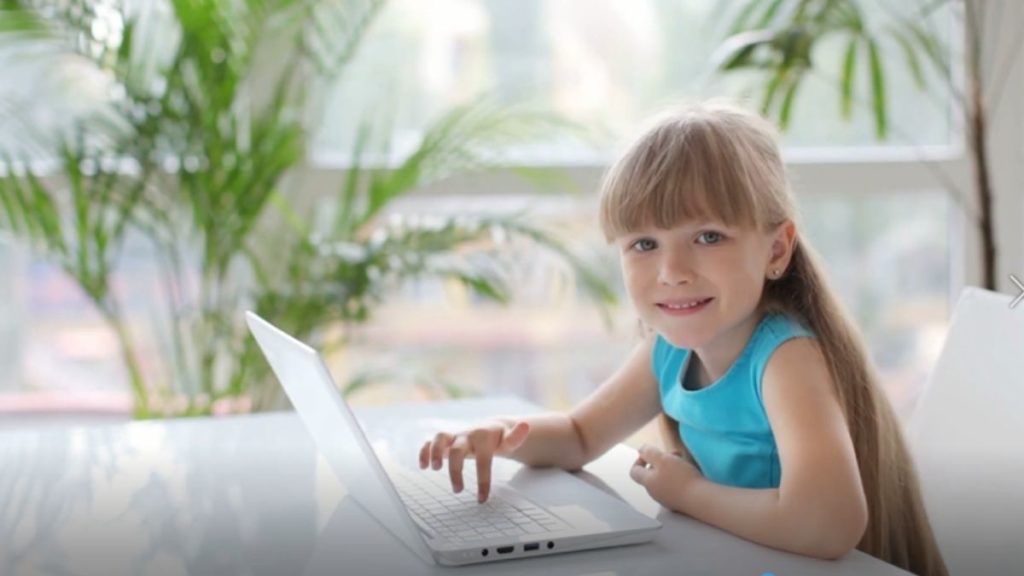 Anak bermain laptop (Screenshot @ Storyblocks)
