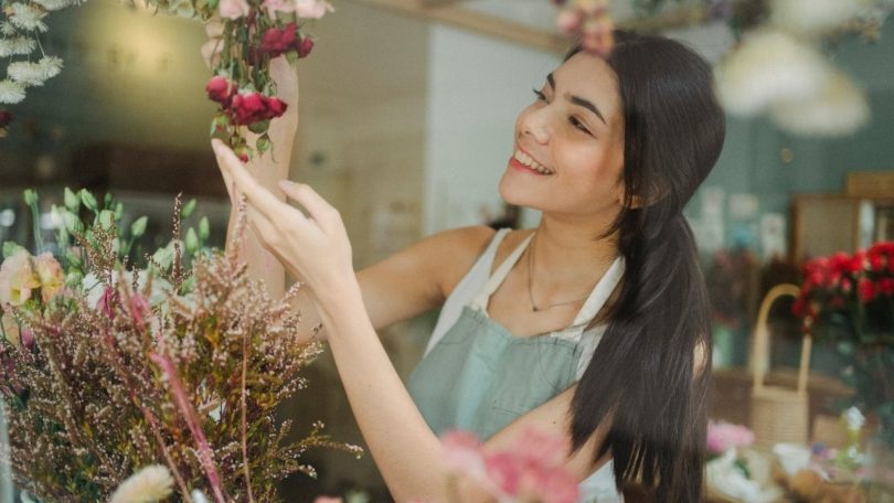 Pemilik toko tersenyum (Amina Filkins @Pexels)