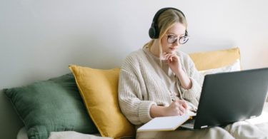 Wanita berpikir (Ivan samkov @ Pexels)