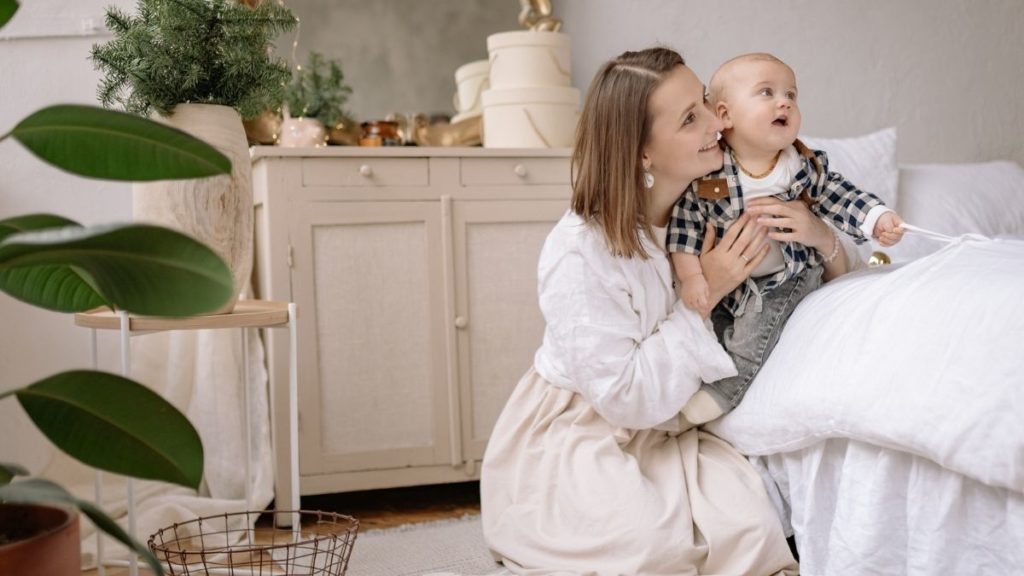 Ibu dan bayi (Yan Krukov @ Pexels)