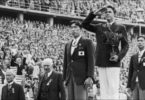 Shuhei Nishida (depan) and Sueo Ōe (kanan) saat upacara penyerahan medali Olimpiade Berlin