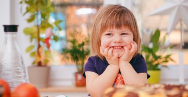 Anak tersenyum (Alexander dummer @Pexels)