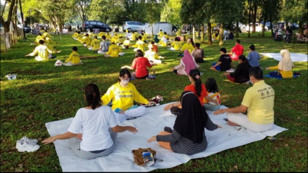 Latihan bersama, praktisi Falun Dafa