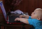 Bayi melihat laptop @Pixabay