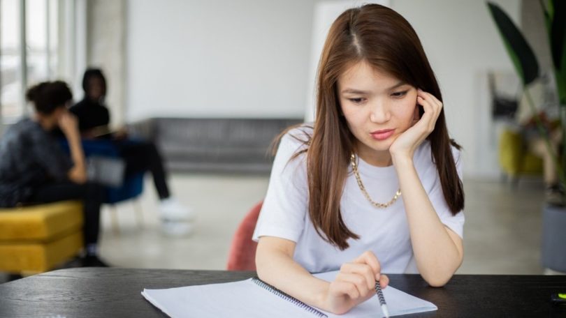 Wanita berpikir (Monstera @Pexels)