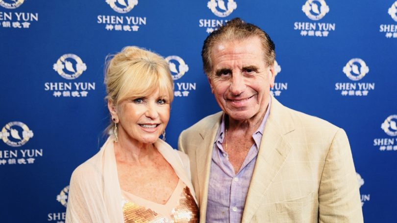 Don Werner dan Elizabeth Tardif pada pertunjukan Shen Yun di Palace Theatre di Stamford, Conn., pada 24 Juli 2021.
