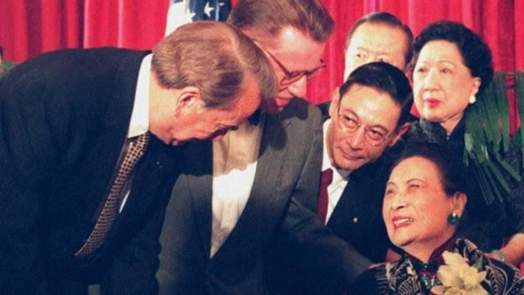 Madame Chiang Kai-shek dihormati oleh Pemimpin Mayoritas Senat AS Robert Dole (kiri) dan Senator Paul Simon (tengah) pada tahun 1995. (Kredit: via Domain Publik)