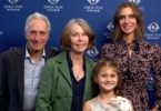 Paula Finecey (kiri) dan keluarganya menonton Shen Yun di Portland, Oregon