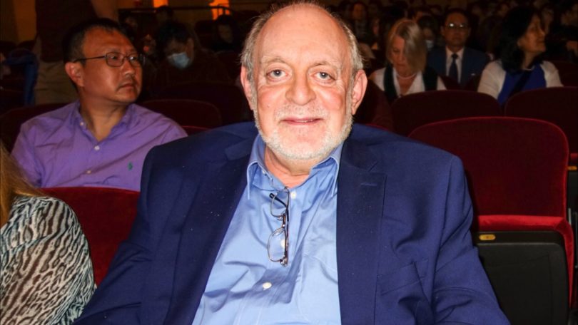 Stan Adler pada pertunjukan Shen Yun di Palace Theatre di Stamford, Connecticut