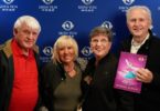 Wally Herger (kanan) menonton Shen Yun bersama istrinya (kedua dari kanan) dan teman-temannya di Modesto, California