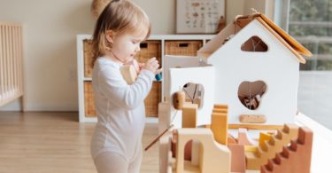 Anak bermain balok susun (Tatiana syrikova @pexels)