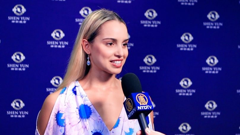 Jessica Tyson menikmati pertunjukan siang oleh Shen Yun Performing Arts di Aotea Centre, ASB Theatre, Auckland