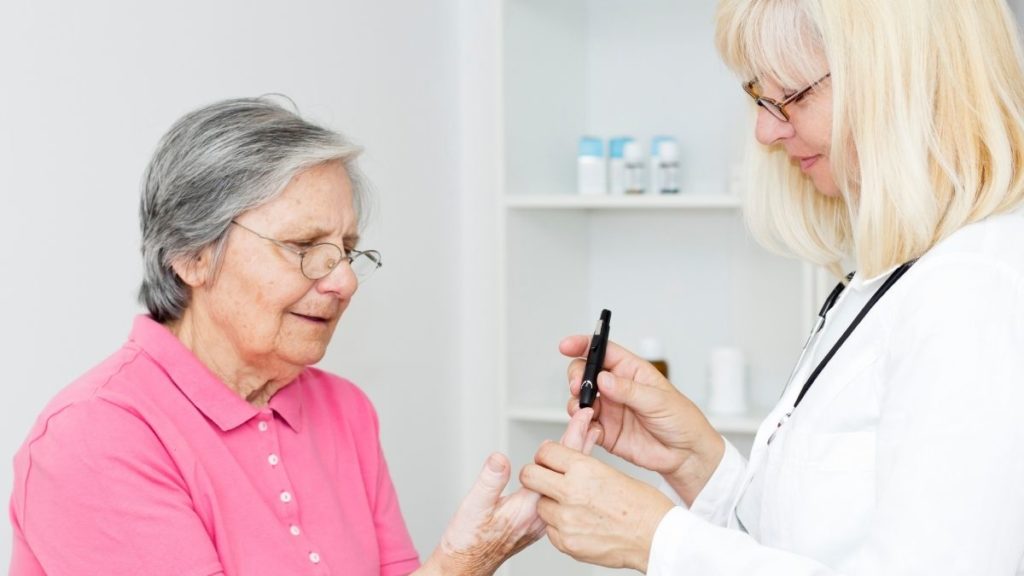 Dokter melakukan tes (Getty Images via Canva Pro)
