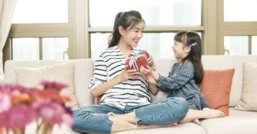 Anak memberi hadiah pada Ibunya (@Getty Images via Canva Pro)