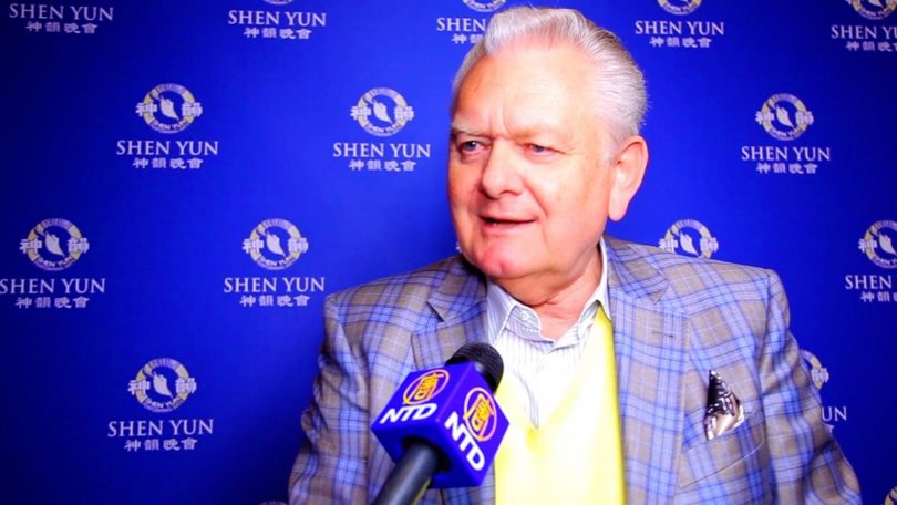 Heinz Hofmann, pensiunan CEO, menikmati pertunjukan Shen Yun