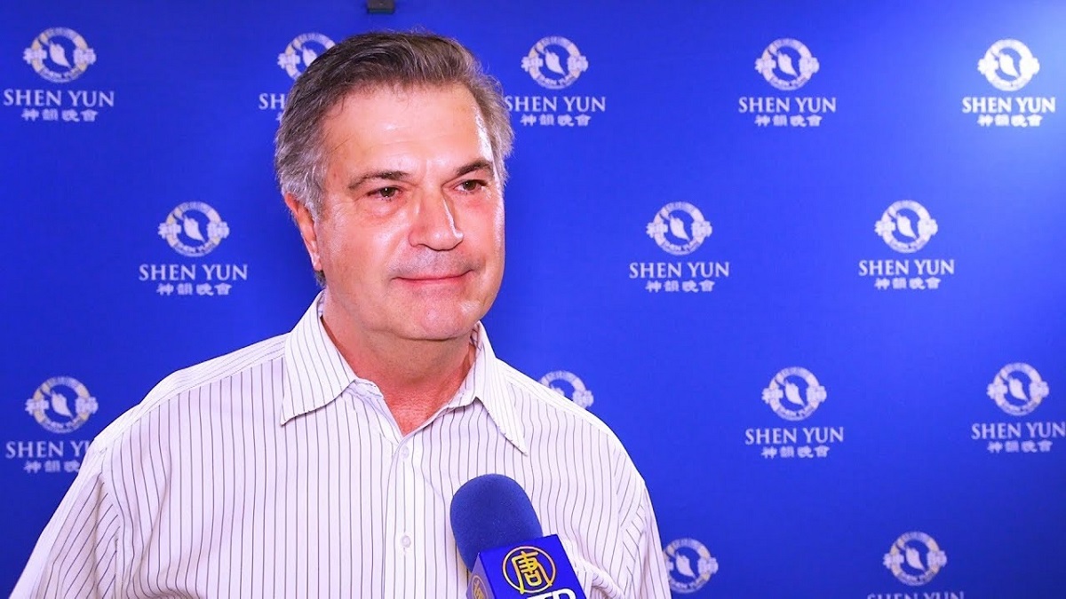 Ahli Jantung Pemenang Penghargaan Mengagumi Fleksibilitas Penari Shen Yun