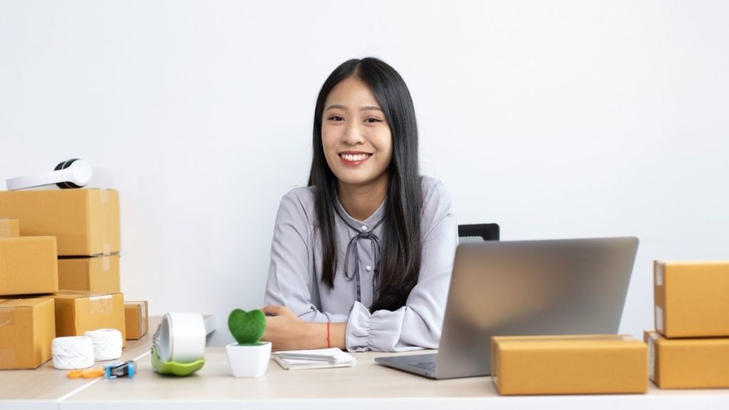 Wanita tersenyum @Canva Pro