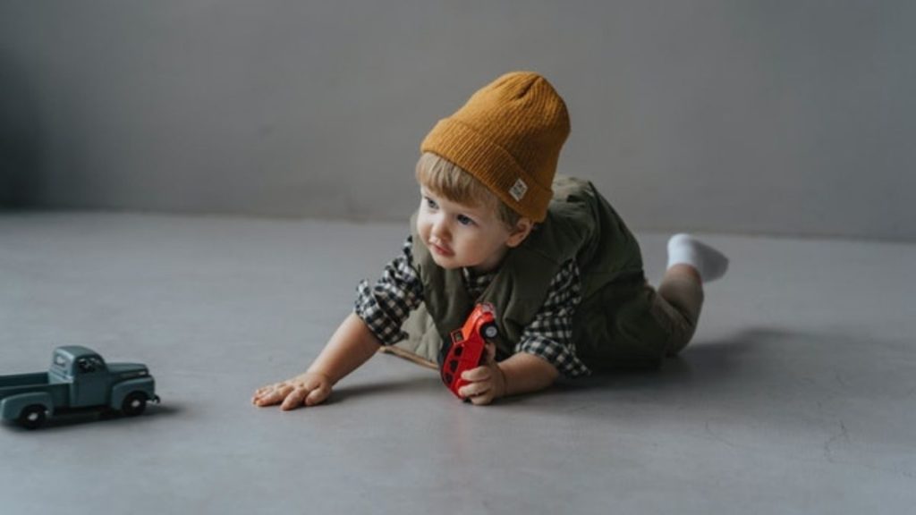 Anak bermain mobil-mobilan (Olia danilevich @ Pexels)