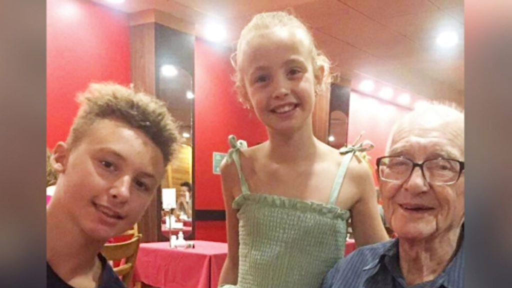 Sebuah keluarga mengundang seorang pria tua untuk bergabung dengan mereka untuk makan malam ketika mereka melihatnya duduk sendirian di sebuah restoran. Setelah makan Natal yang menyenangkan dengan orang asing, mereka menemukan bahwa kebaikan itu menular. (Kredit: Helen Lillian Jonbonjovi via Visiontimes)